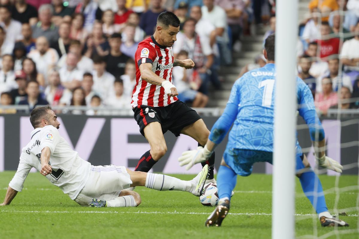 MADRID, 04/06/2023.- El defensa del Athletic Club, Yuri Berchiche (c), disputa el balón ante el defensa del Real Madrid, Dani Carvajal, durante el partido de la última jornada de Liga que el Real Madrid y el Athletic Club de Bilbao disputan este domingo en el estadio Santiago Bernabéu. EFE/ Mariscal.