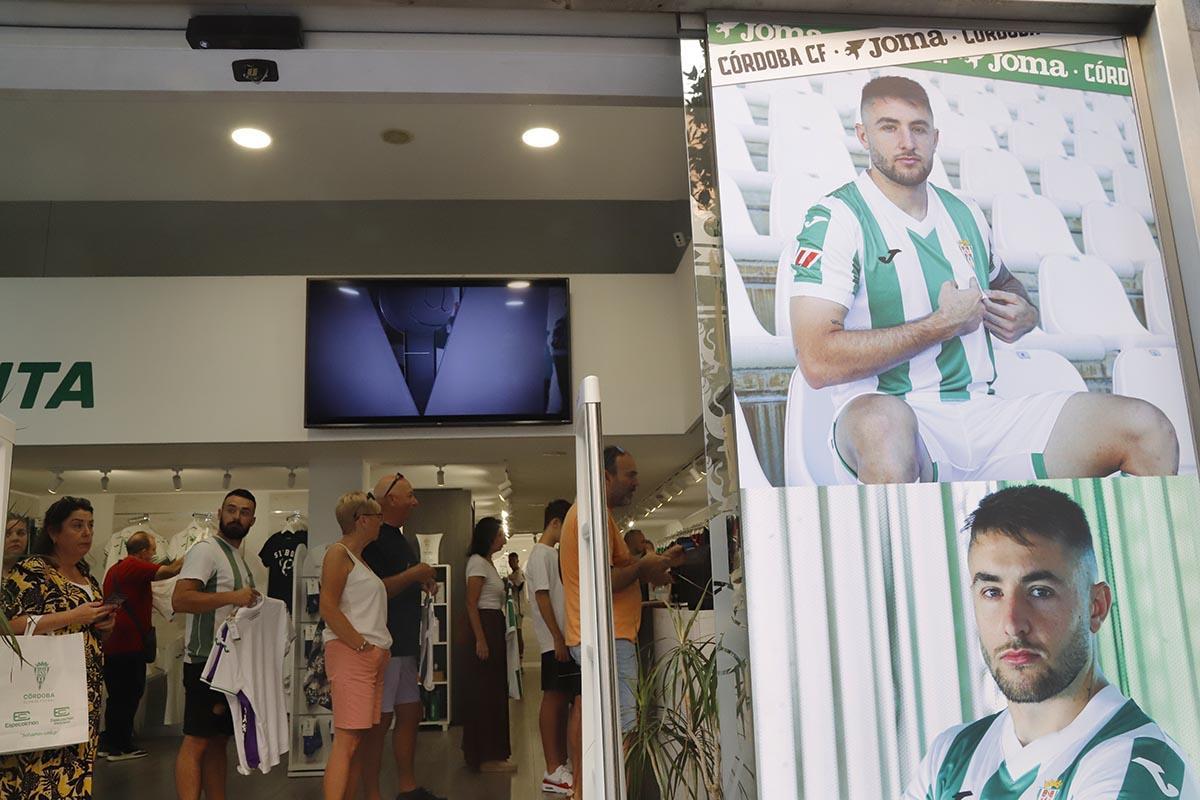 Las nuevas camisetas del Córdoba CF a la venta, en imágenes
