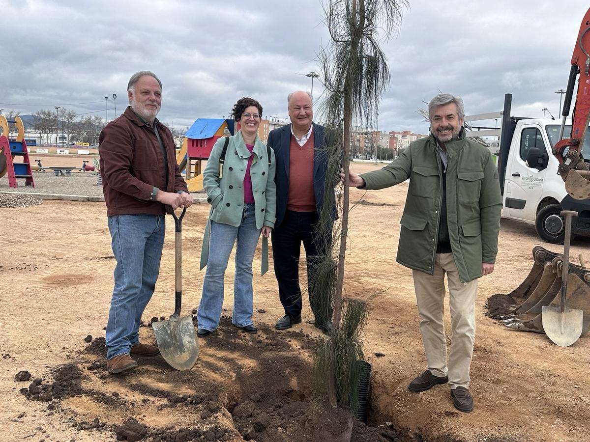 Torrico, con personal de la Gerencia de Urbanismo, en la plantación en El Arenal de uno de los primeros árboles.