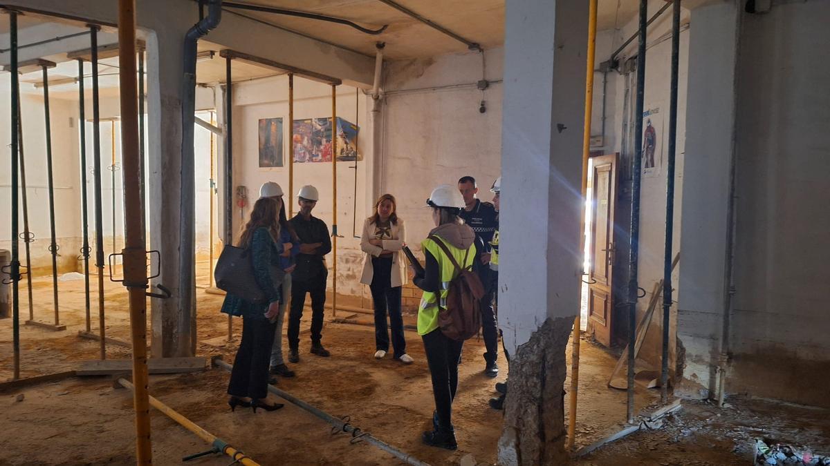 Inspección de la planta baja del edificio desalojado.