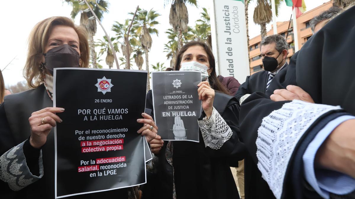 Letradas de la Administración de Justicia muestran carteles este miércoles en la Ciudad de la Justicia.