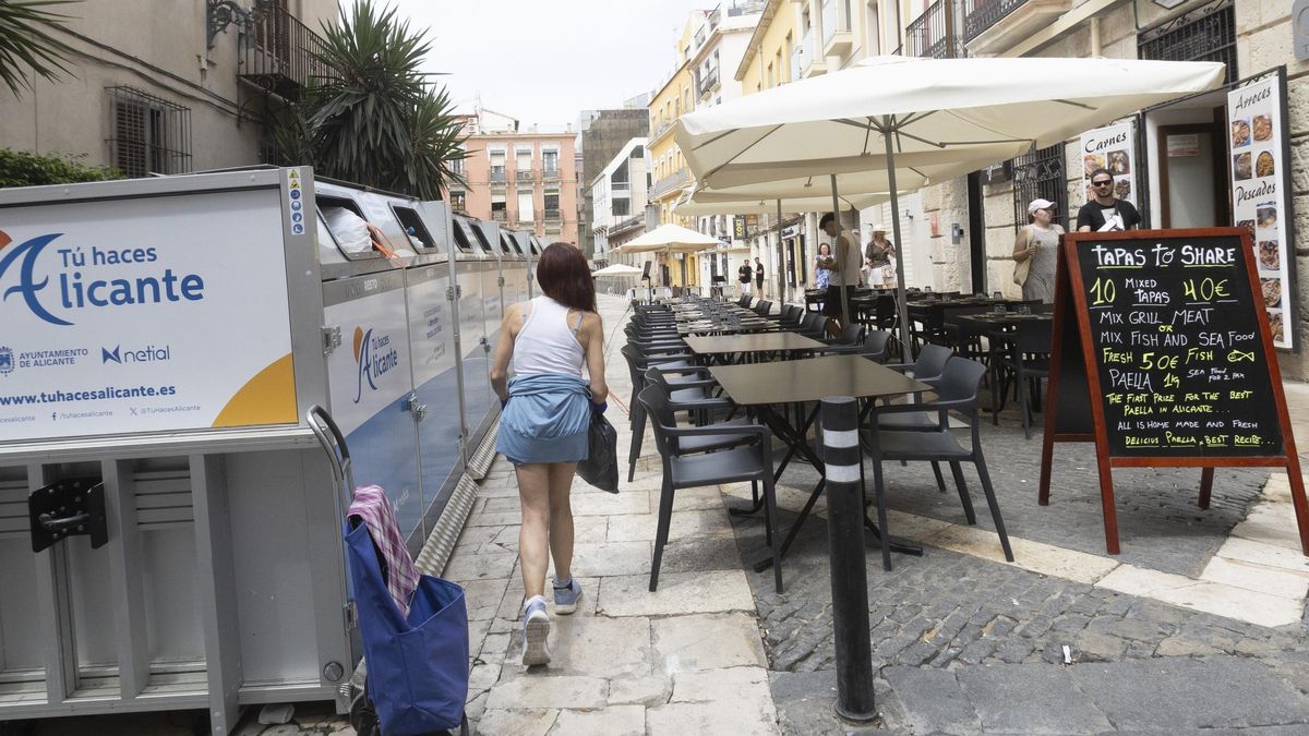 La acumulación de contenedores en la calle San Pascual desata el malestar entre los hosteleros
