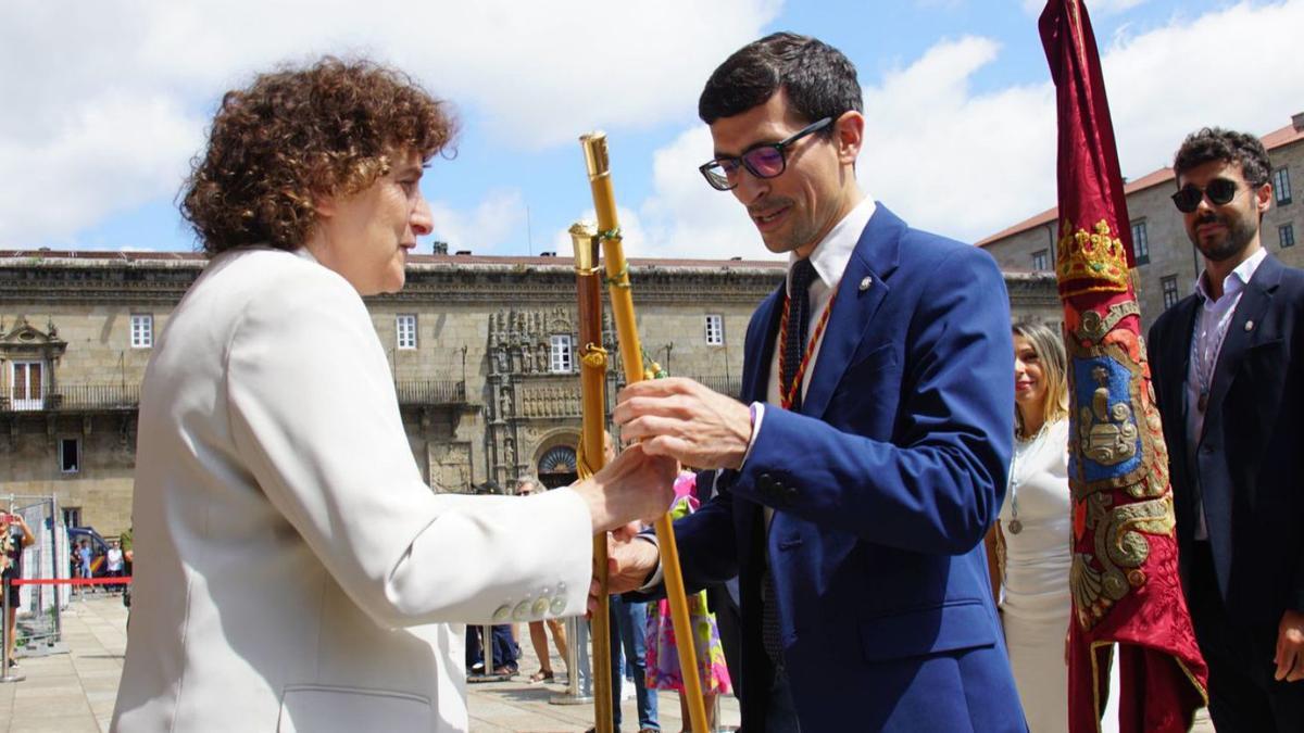 Goretti Sanmartín y Anxo Rei en el momento del intercambio de bastones de mando