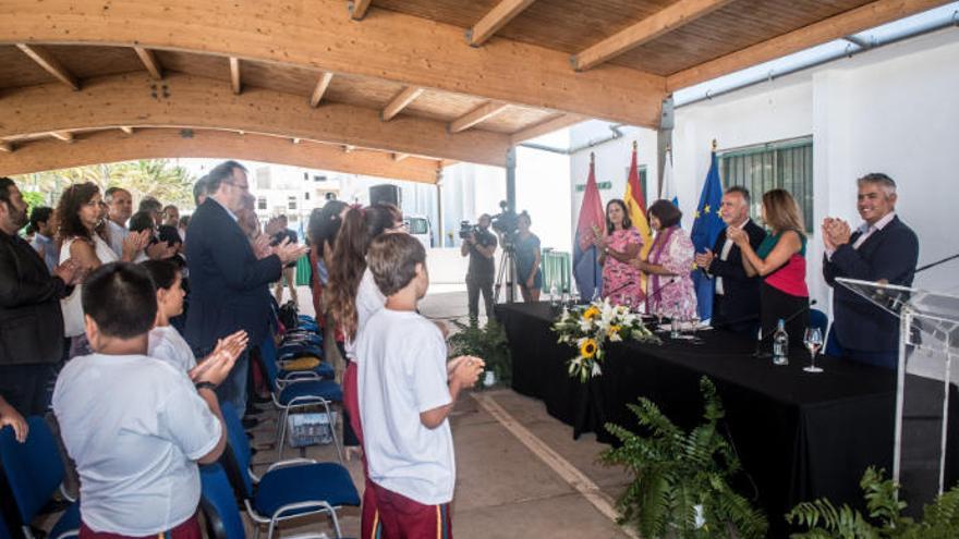 El presidente del Gobierno de Canarias, Ángel Víctor Torres (3d) en la inauguración del curso escolar.