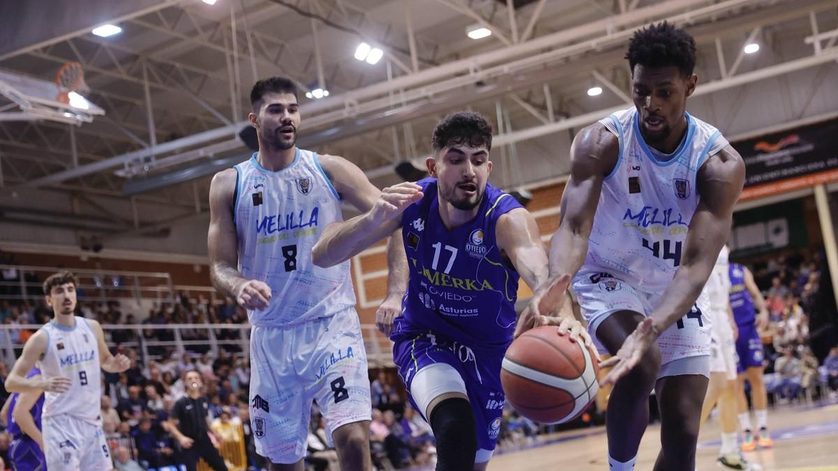 Marc Martí trata de hacerse con el balón en el partido del Alimerka Oviedo Baloncesto ante el Melilla en Pumarín