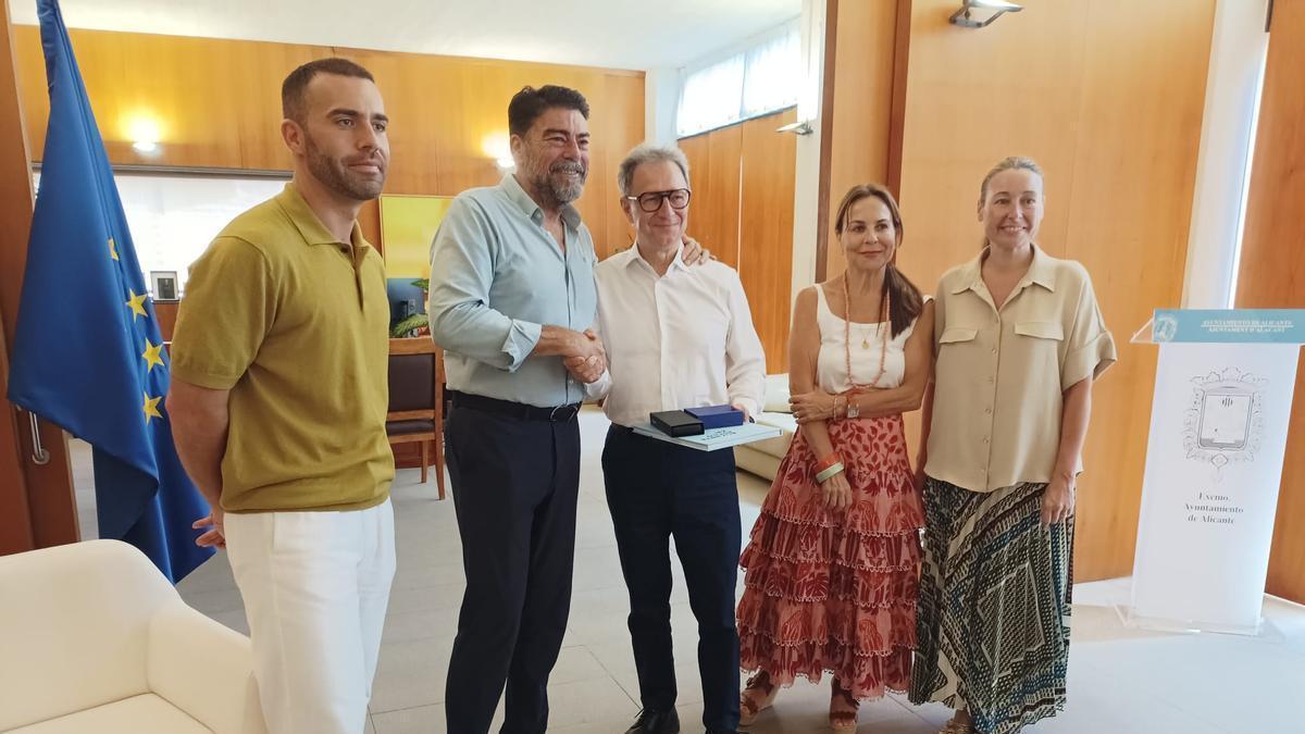 Casto Copete, homenajeado en el Ayuntamiento de Alicante.