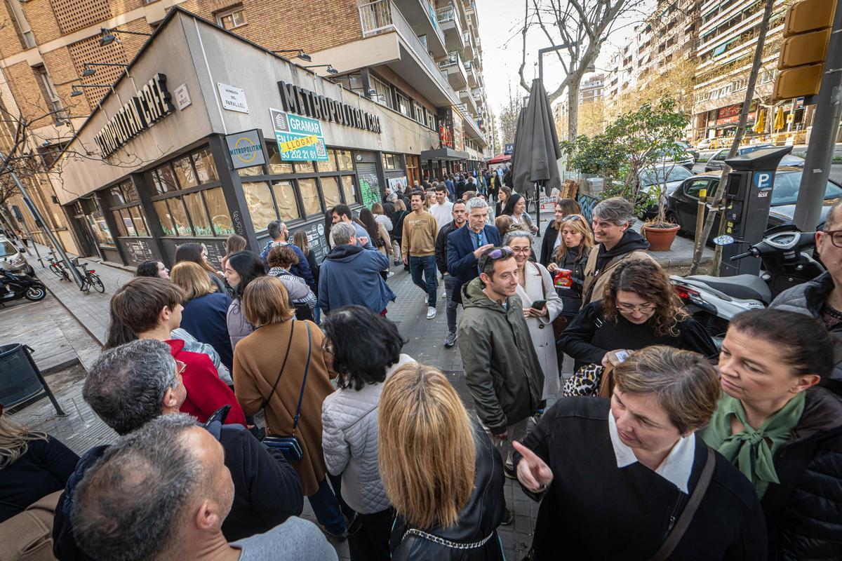 Colas en el Teatre Condal para ver Escape Room 2.