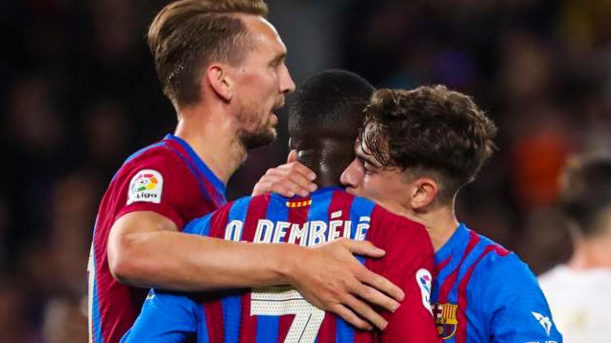 Luuk de Jong y Gavi felicitan a Dembélé tras marcar el 0-1 en Sídney.