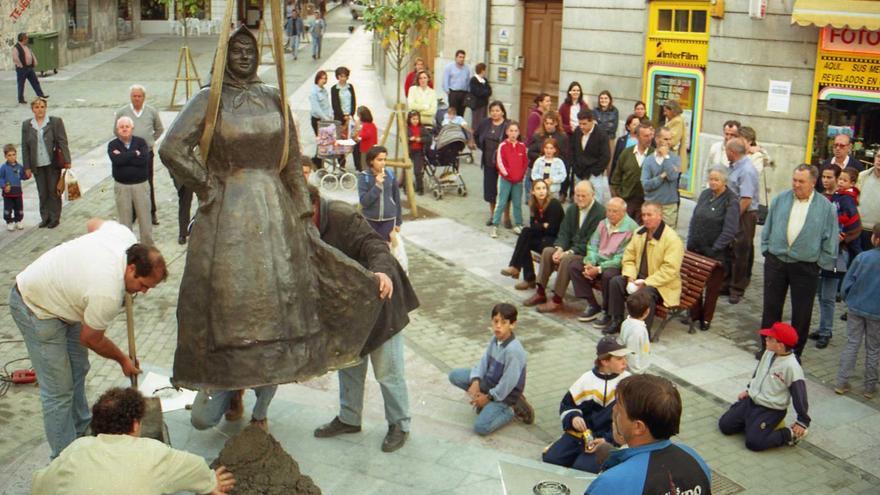 &quot;La Muyerina&quot; de Grado cumple 25 años: así era el emplazamiento original de la escultura de Luelmo