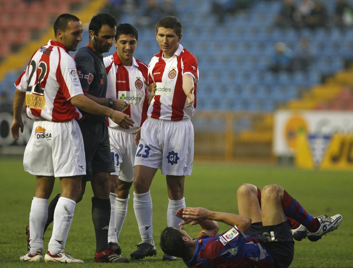Migue, Raúl Martín i Cañas, recriminen a Geijo que s'aixequi durant l'1-1 del curs 2008-09