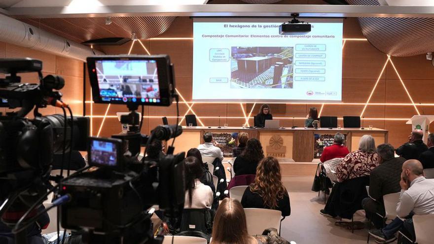 La maestra compostera de Tui, en la ponencia en Asturias.