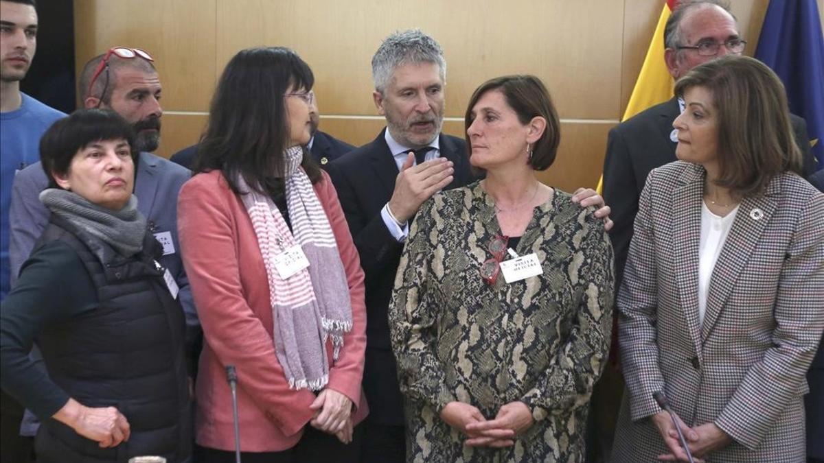 El Ministro de Interior Fernando Grande-Marlaska junto a familiares y representantes de asociaciones de personas desaparecidas