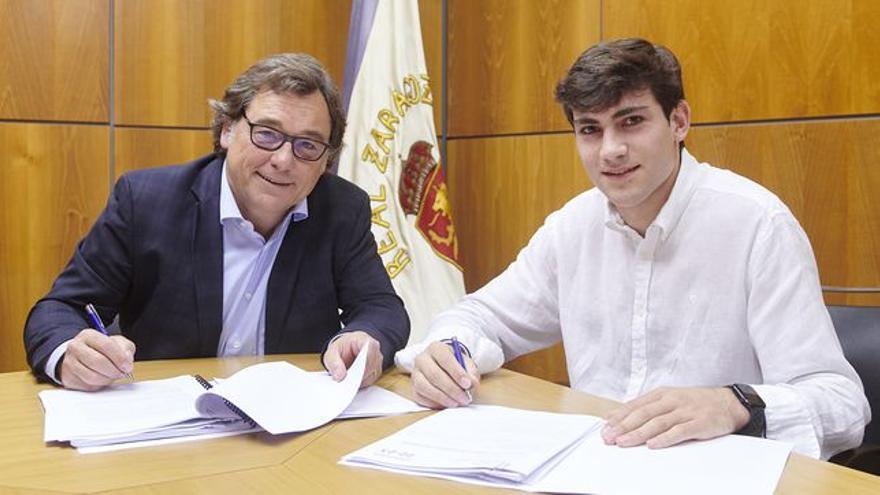 Azón firma junto a Sanllehí su nuevo contrato.