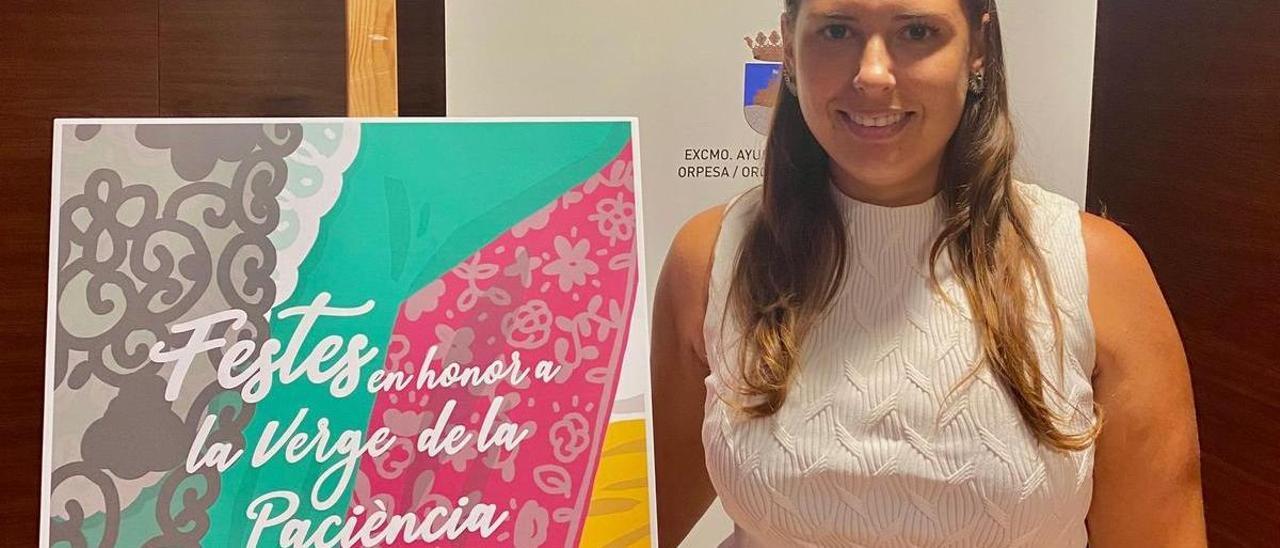 La edila de Fiestas, Jennifer Casañ, con el cartel de las celebraciones de Orpesa.