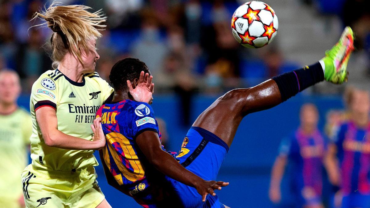 Oshoala intenta una chilena ante Mead.