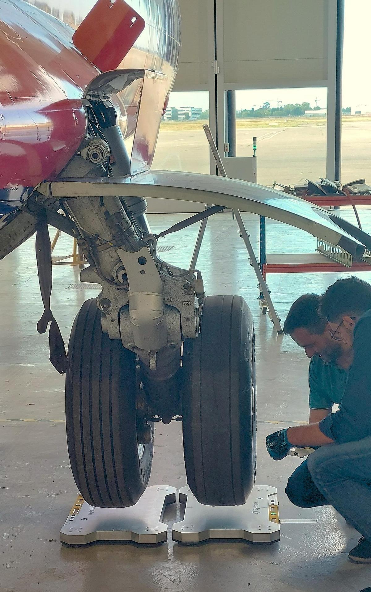 En la imagen, preparación de un sistema de plataformas de pesaje aeronáutico de Systratec para medir el peso y el centro de gravedad de un avión.
