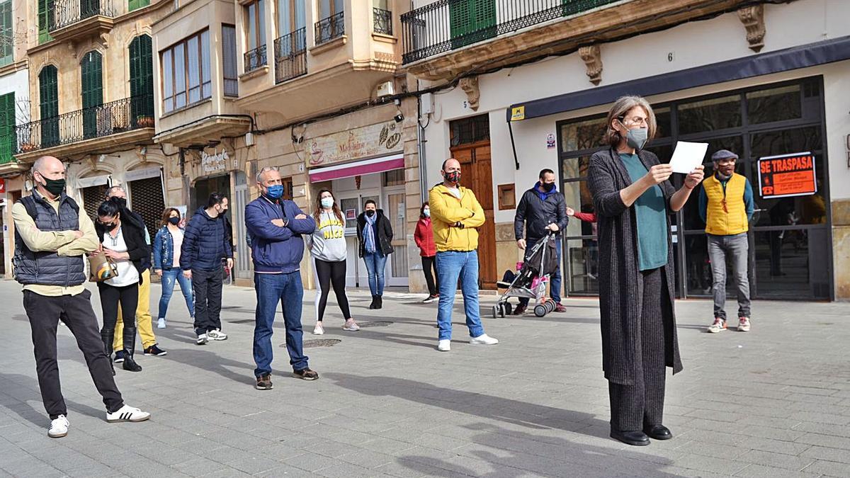 Lectura del manifiesto de los comerciantes, que colgaron el ‘se traspasa’ en sus locales.