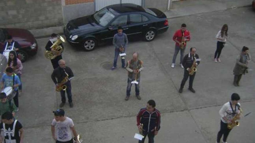 Los integrantes de la Escuela de Música de San Cristóbal ensayando.