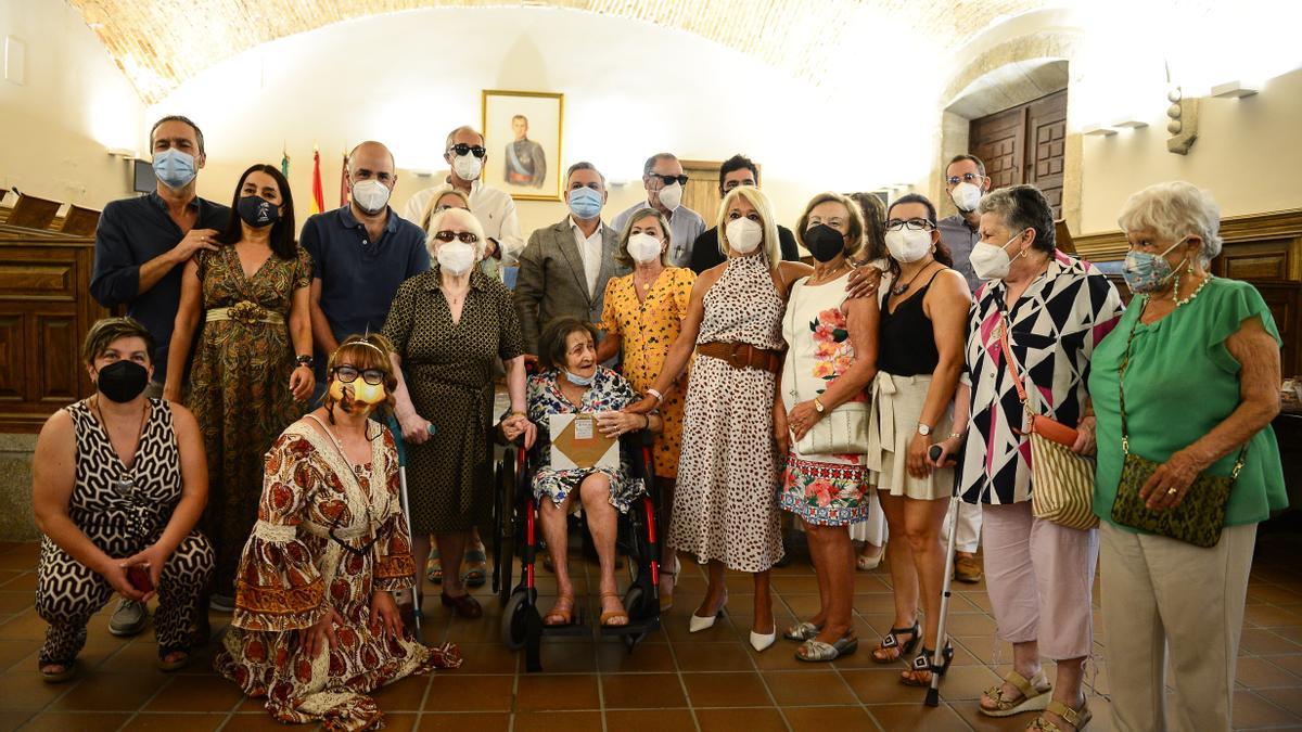 Agustina, en el centro, rodeada por su familia y junto al alcalde y concejales.