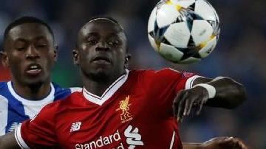 Sadio Mané (dreta) pugna per la pilota amb Waris Majeed