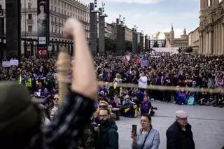 En imágenes | La marea feminista viste de morado el centro de Zaragoza por el 8M