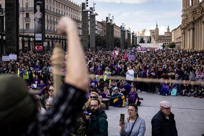 En imágenes | La marea feminista viste de morado el centro de Zaragoza por el 8M