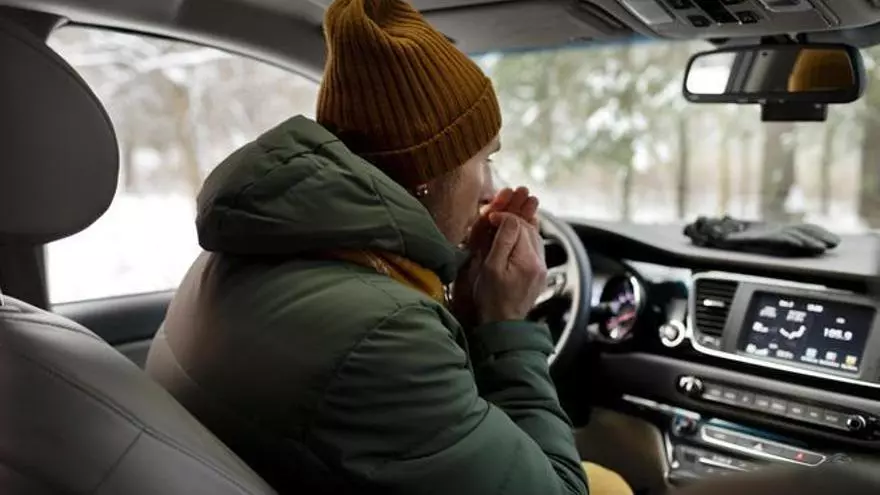 ¿Pueden multarte por llevar abrigo mientras conduces?