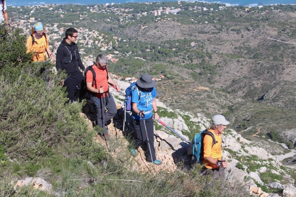 Una montañera ciega sube por primera vez al Montgó