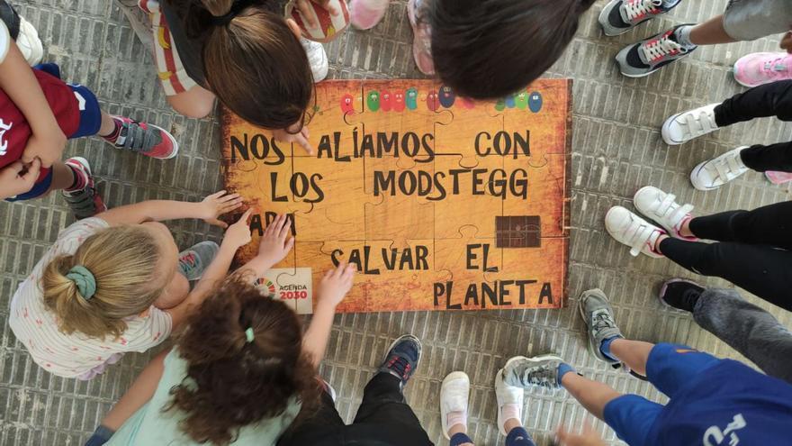 Un grupo de alumnos con un puzzle a modo de cartel del certamen. | MODSTEGG