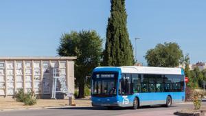 Autobús de la EMT a su paso por el Cementerio Sur