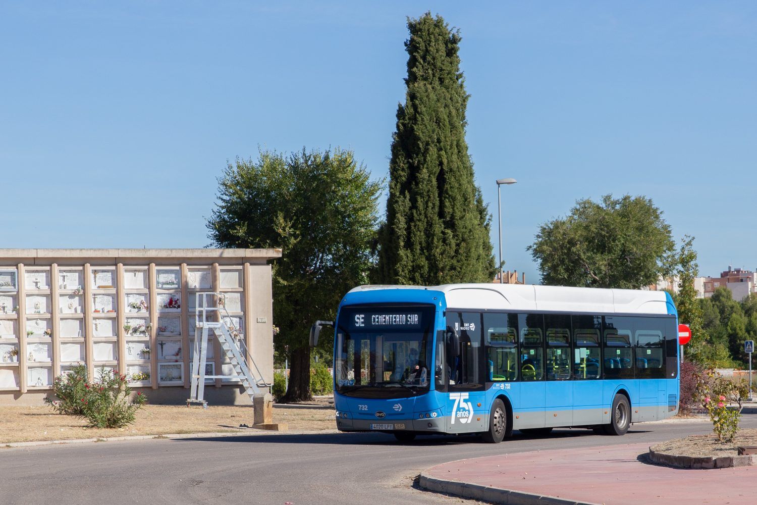 Autobús de la EMT a su paso por el Cementerio Sur