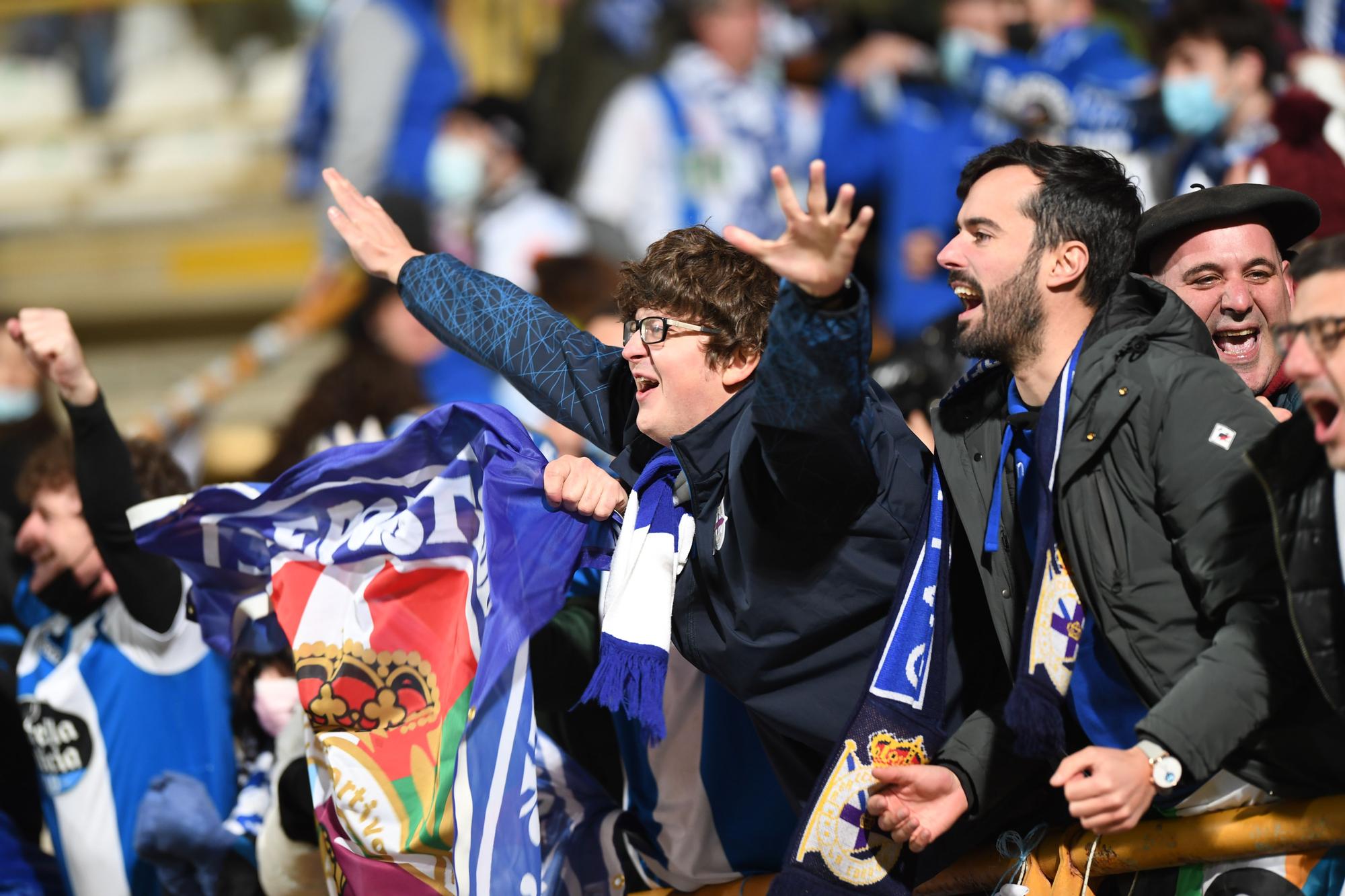 Fiesta blanquiazul en la grada del Reino León tras ganarle 2-3 el Deportivo a la Cultural