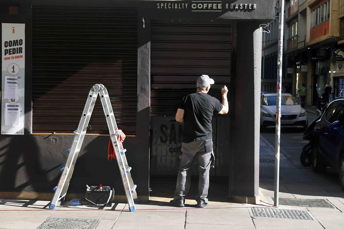 Un trabajador en Málaga.