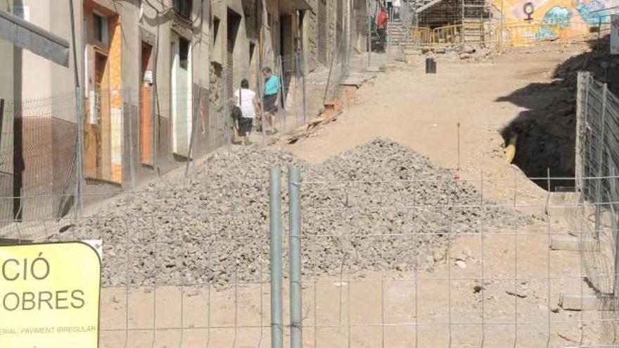 Obres a la Baixada dels Drets de Manresa, en una imatge del mes d&#039;agost