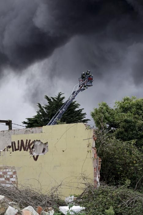 Arde una nave industrial abandonada en un polígono de Gijón