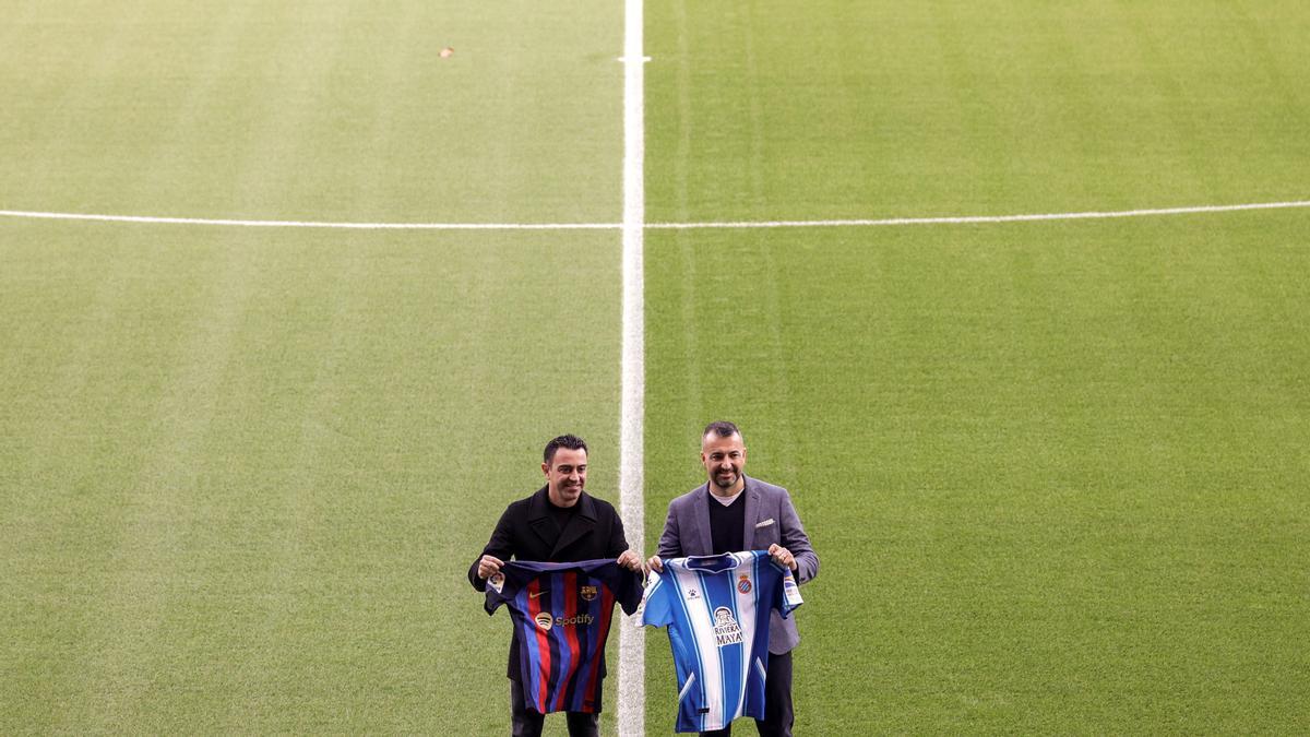 Xavi y Diego Martínez posan en el Camp Nou antes del derbi.