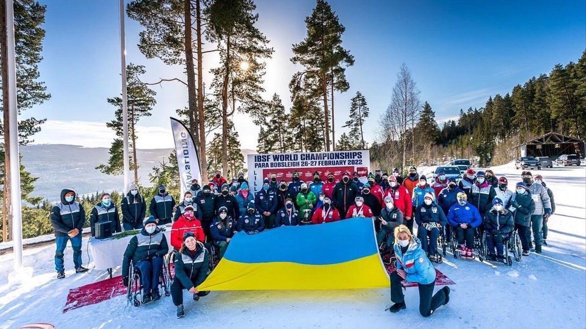 Acto solidario hacia Ucrania entre los participantes en el Campeonato del Mundo de Parabobsleigh.