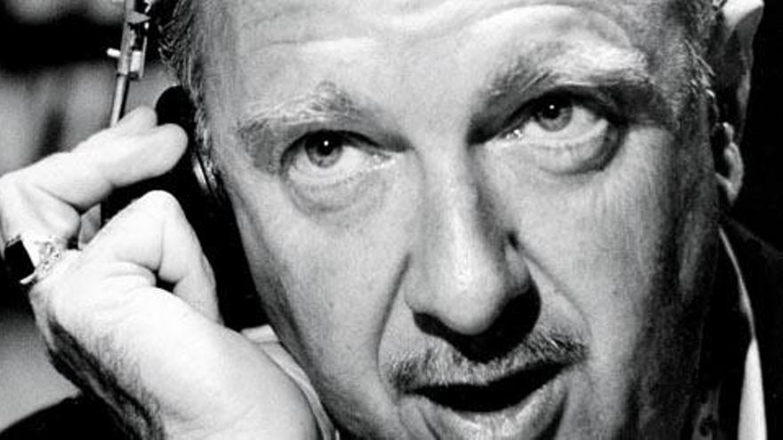 Walter Cronkite, el hombre de las noticias del siglo XX, durante una de las emisiones de la CBS.