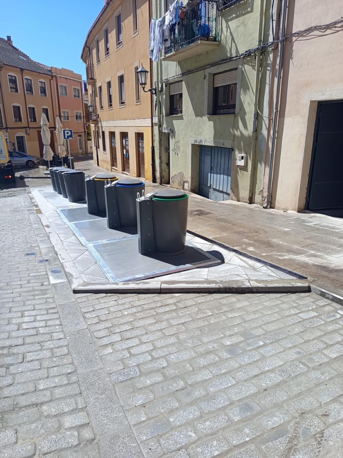 Contenedores en la cuesta del Piñedo.
