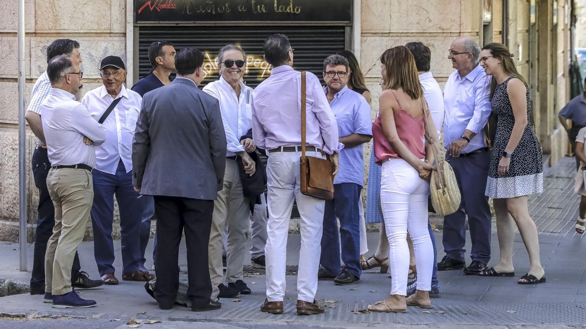 Juan Marí, en el centro con gafas de sol, rodeado esta mañana de miembros de su junta directiva en Palma.