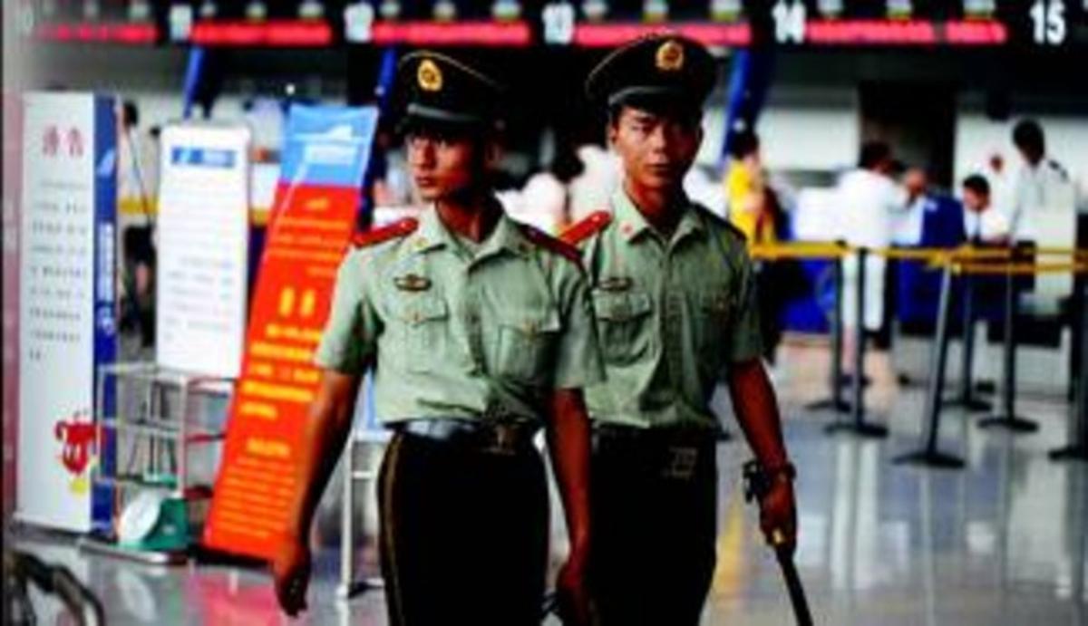 Policías paramilitares uigures patrullan en el aeropuerto de Urumqi, la capital de la región de Xinjiang.