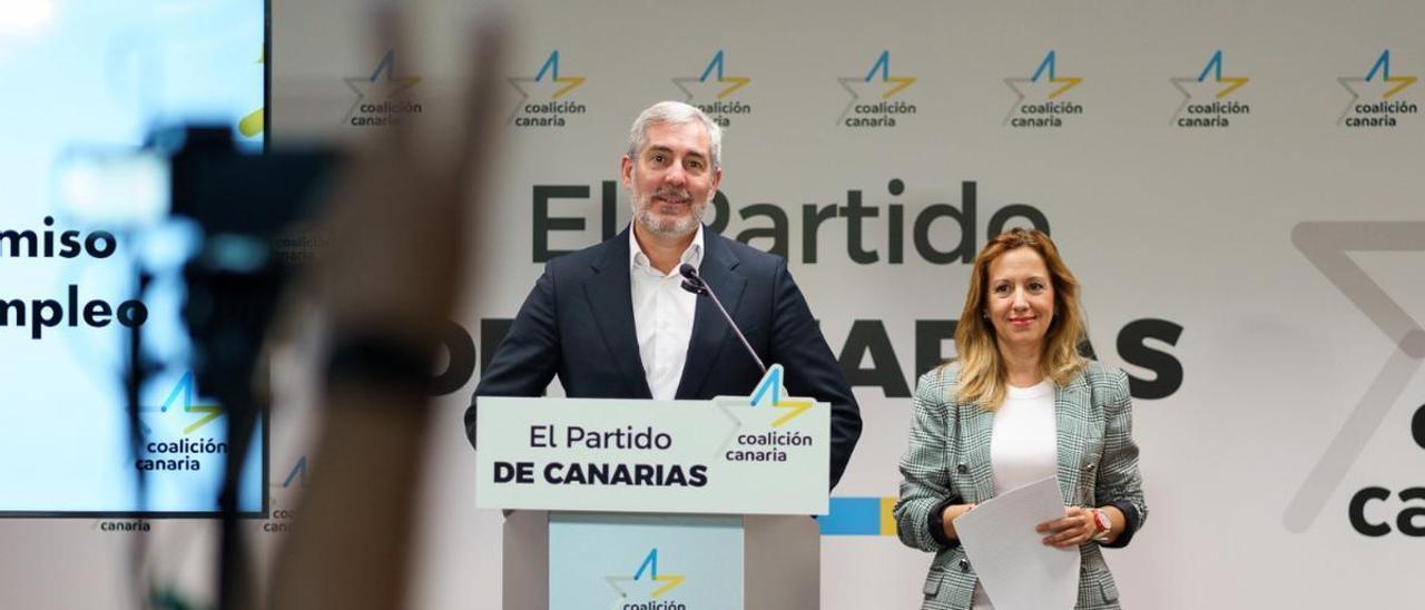 Clavijo y Rosa Dávila, candidata al Cabildo de Tenerife, en una rueda de presa electoral ayer