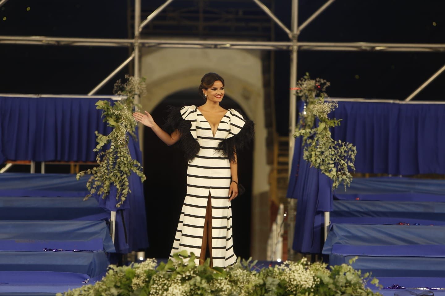 Las 79 aspirantes a Bellea del Foc desfilan en la Gala de Candidatas tras un año de espera