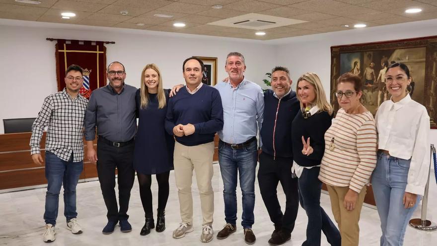 Juanfran Pérez Llorca posa con parte de los que eran sus concejales en Finestrat