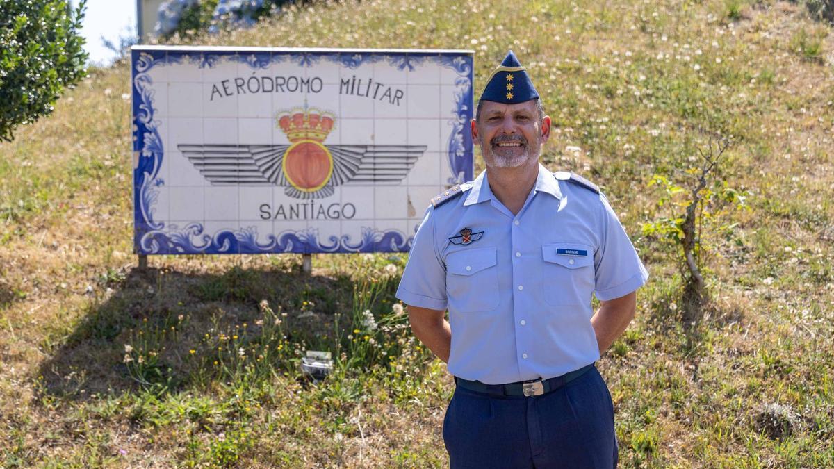 El coronel Juan Pedro Velázquez-Gaztelu, jefe saliente del Aeródromo Militar de Santiago, y su sucesor, el coronel Luis Borque Torres, lanzan un mensaje a los compostelanos