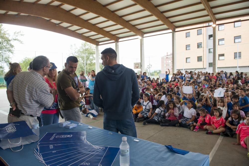 Los jugadores del Real Oviedo, Esteban y Diegui, visitan el colegio de La Corredoria 2