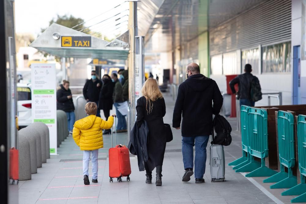 El aeropuerto de Ibiza sigue siendo un coladero de peninsulares