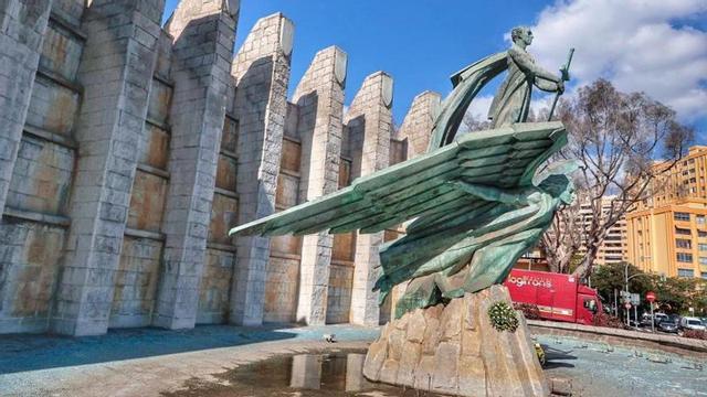 El monumento a Franco, que se localiza en la avenida de Anaga, uno de los vestigios afectados por el catálogo de la Consejería de Cultura. | | MARÍA PISACA