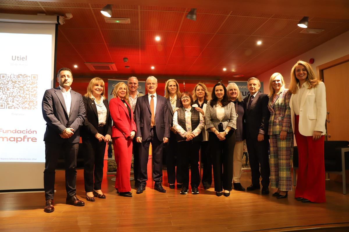 Foto de familia tras el foro sobre desafíos y oportunidades de la España rural celebrado en Utiel.