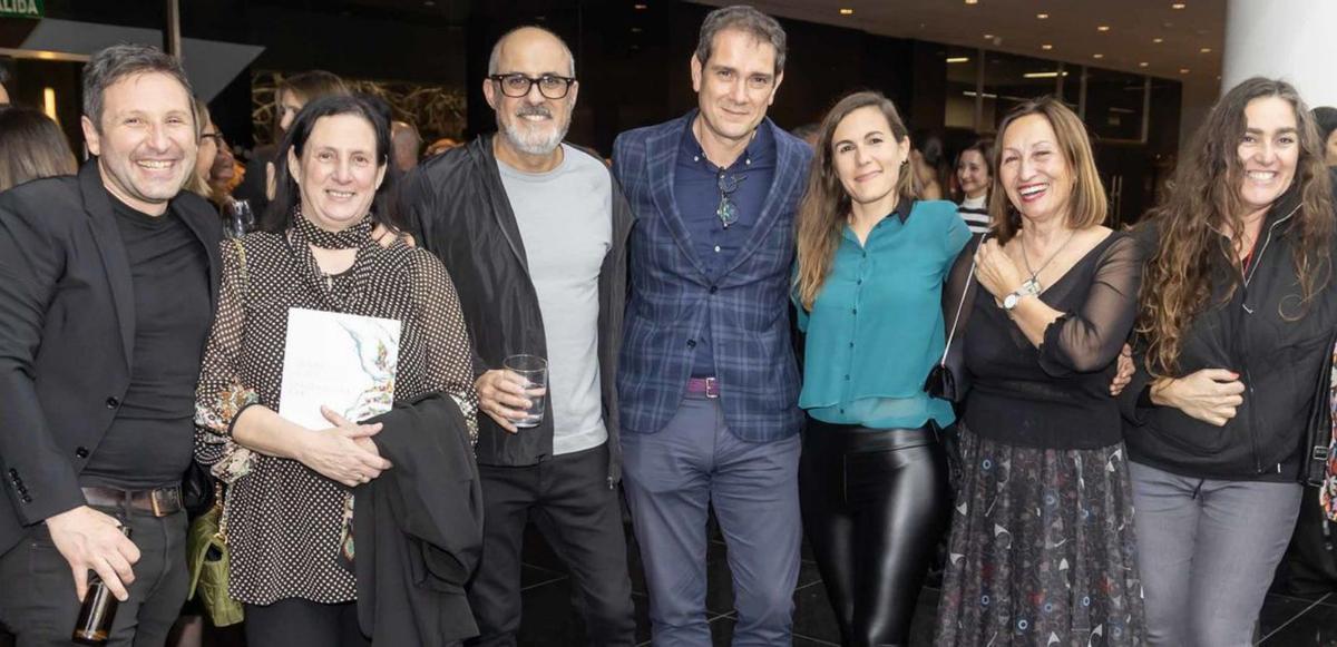 De izquierda a derecha, el ilustrador y profesor de la UMH Mario Paul Martínez; la secretaria autonómica de Cultura, Pilar Tébar; el artista plástico Xavi García; el arquitecto José Luis Campos, de CrystalZoo; y las artistas Perceval Graells, María Dolores Mulá y Susana Guerrero.